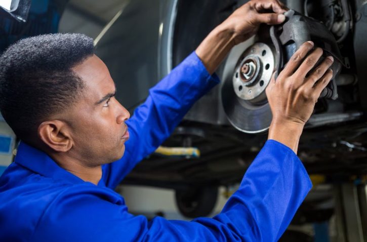 changer-plaquettes-freins-voiture