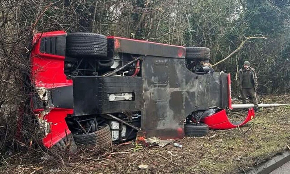 Ferrari F40 écrasée par un technicien de service au Royaume-Uni