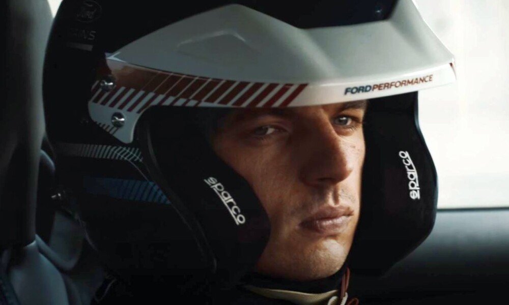 Le champion de F1 Max Verstappen bouscule une Mustang Dark Horse avec un visage sérieux