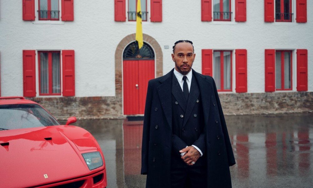Lewis Hamilton pose avec une Ferrari F40 lors de son premier jour de travail