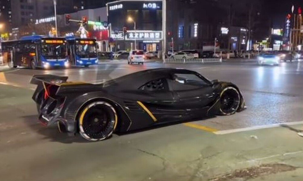 L'insaisissable Devel Sixteen aperçu en train de conduire en Chine