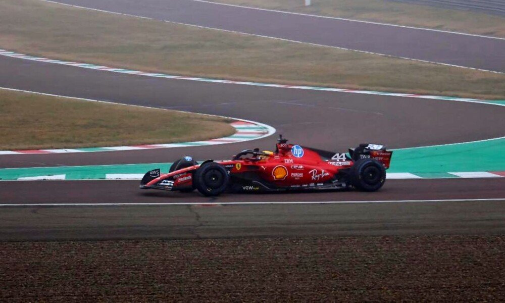 Premiers tours de Lewis Hamilton dans une Ferrari F1 en tant que pilote officiel de l'équipe