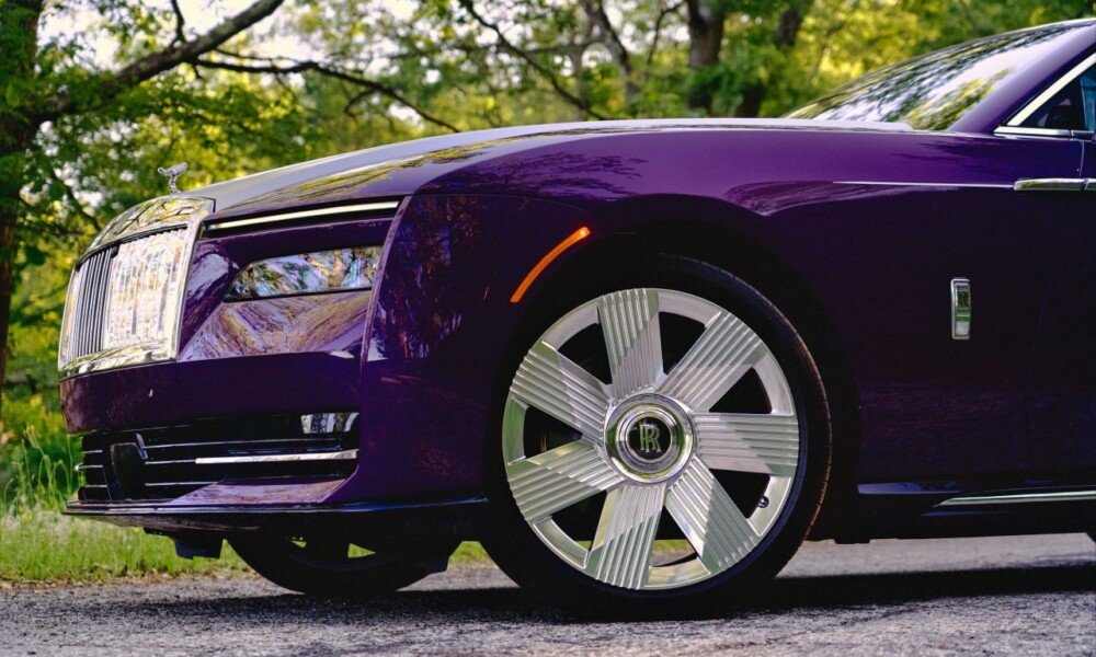 Badge noir Rolls-Royce Spectre susceptible de faire ses débuts le 18 février