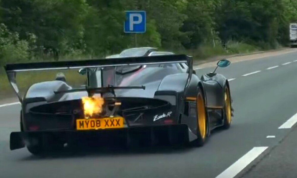 Pagani zonda r de la rue avec des plaques d'immatriculation repérées au Royaume-Uni