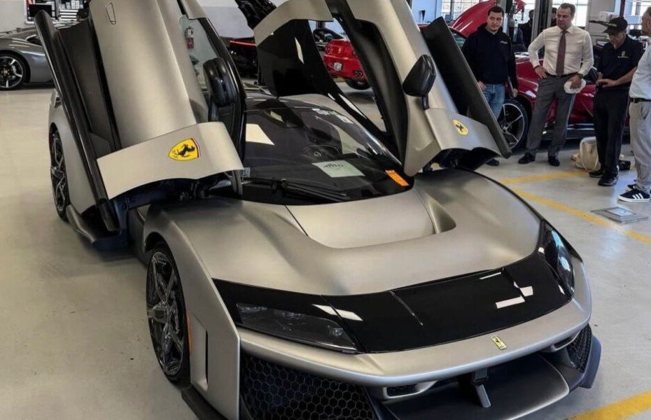 Ferrari F80 livrée aux USA ; L'une des premières voitures aux spécifications américaines