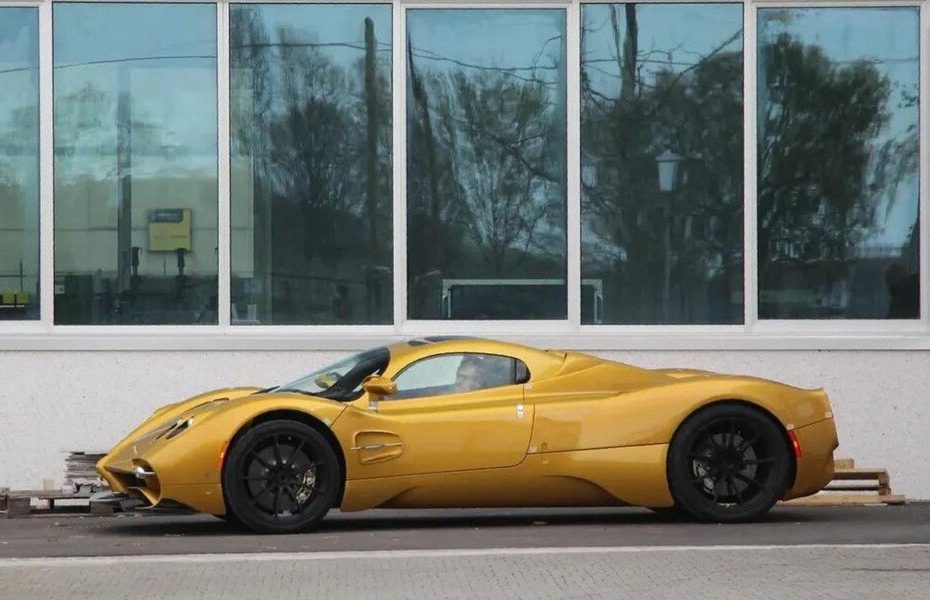 La nouvelle Pagani Utopia unique est équipée de phares de style Huayra R