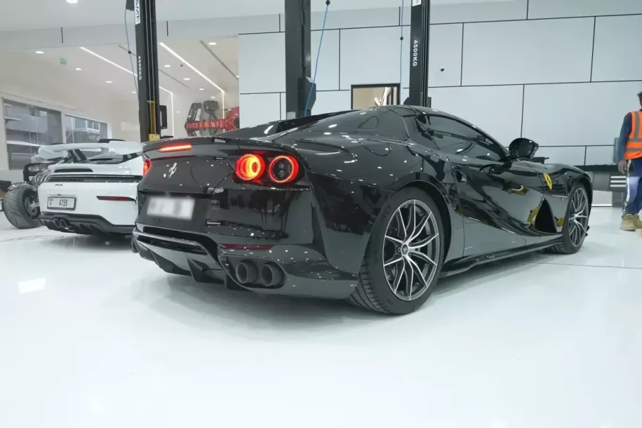 La Ferrari 812 Superfast à tube droit semble malade ; certainement pas pour les quartiers calmes