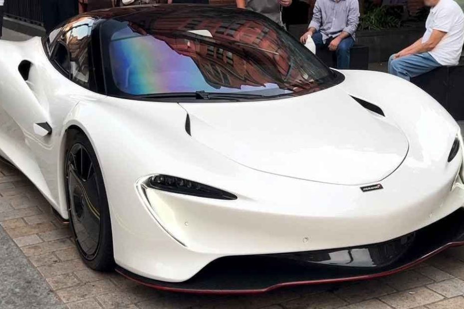 McLaren Speedtail avec poste de conduite central comme la F1 repérée à Londres