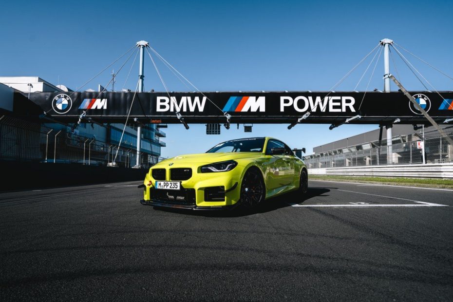 La BMW M2 établit un nouveau record sur le Nürburgring, même dans des conditions exigeantes