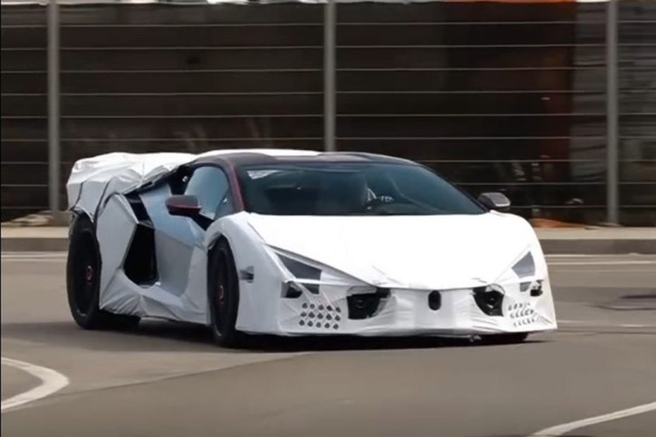 La Lamborghini Revuelto SV est aperçue en pré-production